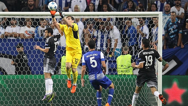 Casillas atrapa un baln en el Oporto-Chelsea.