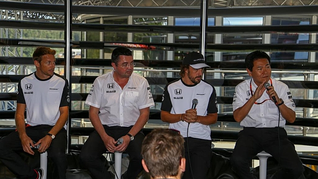 Button, Boullier, Alonso y Arai en el GP de Blgica (RV RACING PRESS)