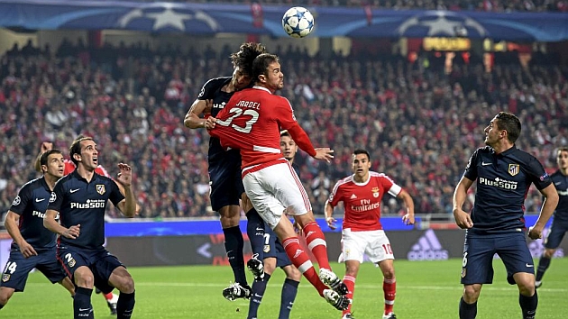 Savic salta con Jardel en el partido ante el Benfica. Foto: Francisco Leong (AFP).