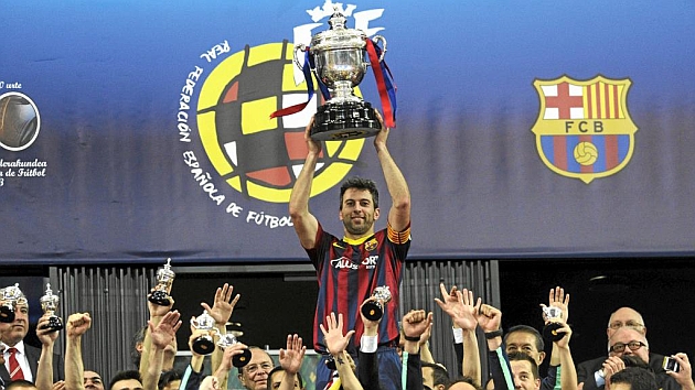 Jordi Torras levanta el trofeo de la Copa del Rey con el Barcelona.
