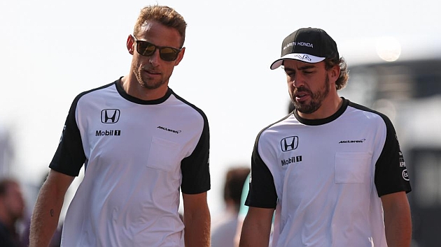 Button y Alonso conversan en el 'paddock', durante un gran premio de esta temporada
