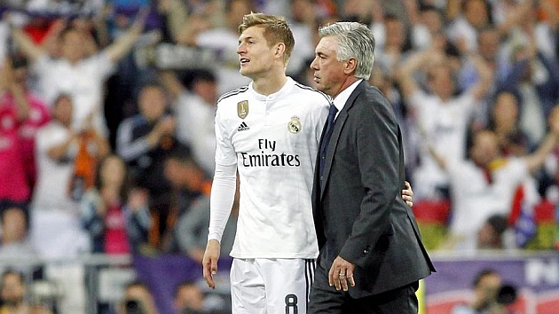 Kroos abraza a Ancelotti tras eliminar al Atltico de Madrid de la Liga de Campeones la pasada campaa