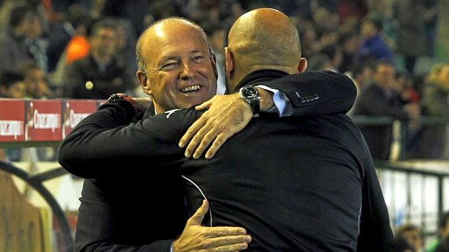 Abelardo y Pepe Mel se saludan antes del inicio del partido de Copa del Rey.