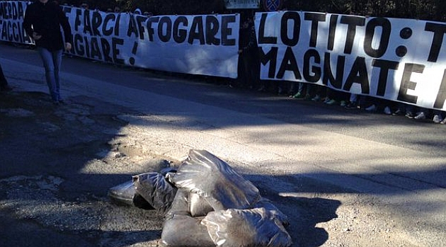 Hinchas de la Lazio dejan sacos de excrementos en su Ciudad Deportiva