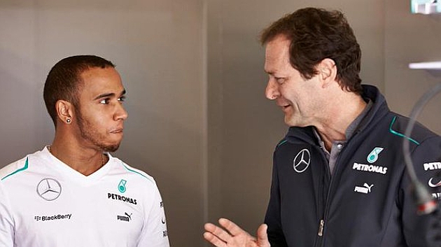 Aldo Costa conversando con Lewis Hamilton