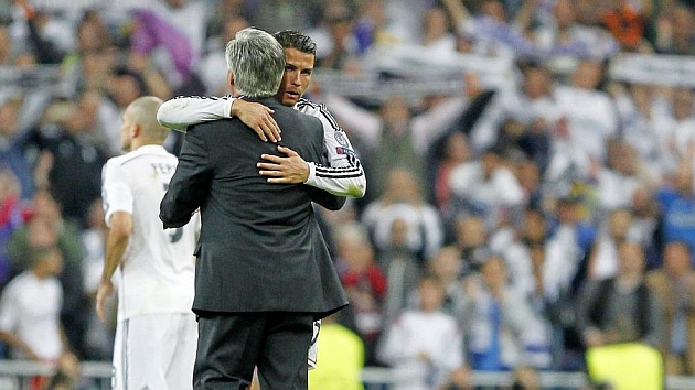Cristiano Ronaldo se abraza con Ancelotti al final de un partido de la pasada campaa.