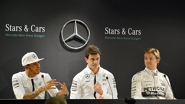 Hamilton, Wolff y Rosberg en la rueda de prensa del 'Stars & Cars' de Mercedes ((THOMAS KIENZLE)