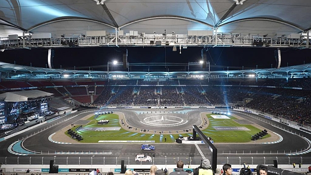 El Mercedes Benz Arena present un aspecto inmejorable para el 'Stars & Cars' (THOMAS KIENZLE)