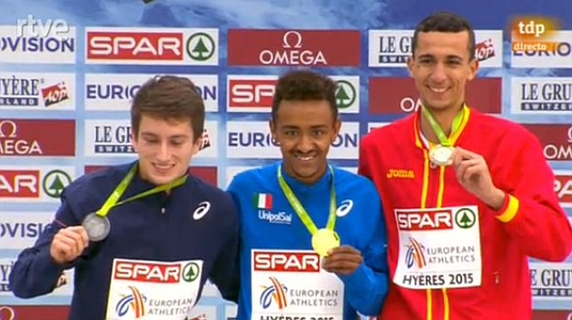 El Mahdi Lahoufi, a la derecha, posa junto al resto de medallistas en el podio.