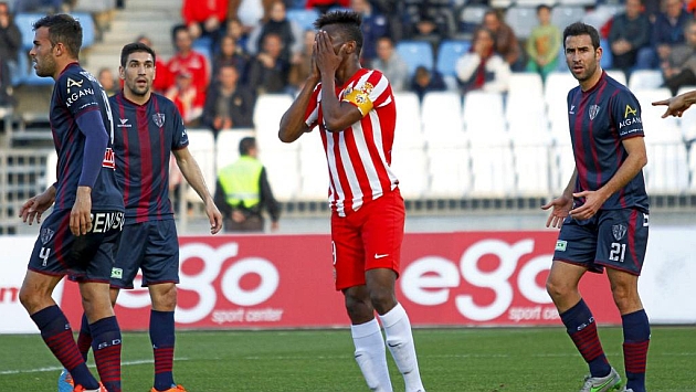 El gesto del capitán Zongo ante los jugadores del Huesca lo dice todo