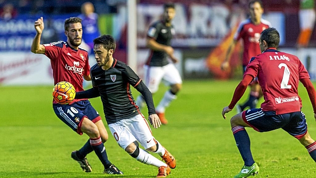 Unai López controla el balón ante Roberto Torres, los dos goleadores del partido
