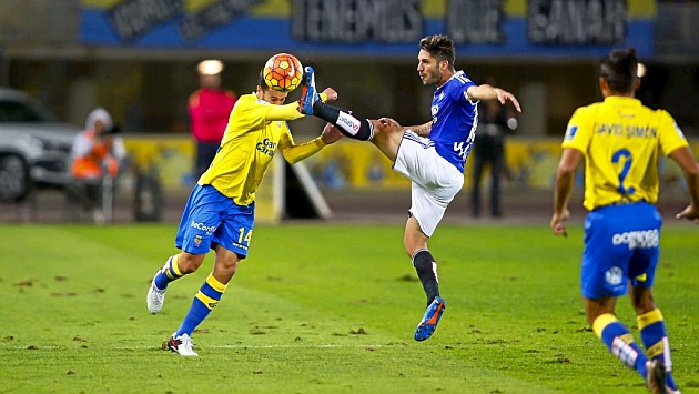 Cejudo intenta robar un baln a un jugador de Las Palmas | Foto: Gerardo Ojeda