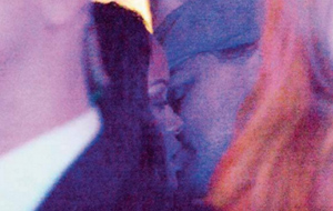 El apasionado beso parisino de Leonardo DiCaprio y Rihanna