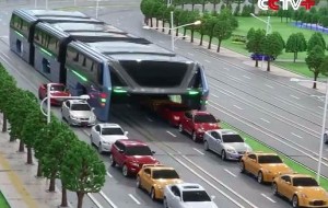 Este autobus circula por encima de los coches