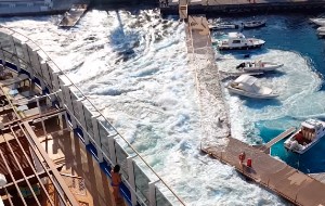 Un crucero crea un 'tsunami' que destruye barcos y amarres
