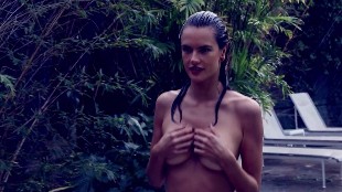 Alessandra Ambrosio se desnuda para recibir la primavera