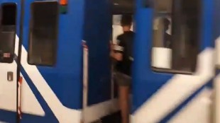 El peligroso juego juvenil de viajar entre los vagones de Metro