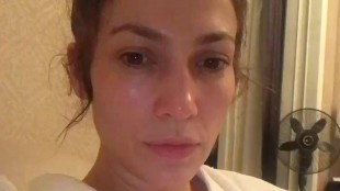 Jennifer Lopez deslumbra en las redes en bata y sin maquillaje