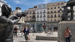 Aparece una estatua del rey emrito con una escopeta apuntando al oso y el madroo de la Puerta del Sol de Madrid