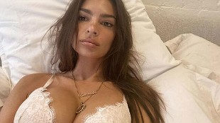 Emily Ratajkowski da los buenos días en la cama con su amanecer más sexy: "Bonjour"