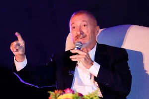 P�rez-Reverte explota contra los que dicen 'Feliz Solsticio de Invierno: "Hace falta ser muy gilip*****"