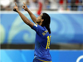 Ronaldinho celebra uno de sus dos goles (Foto: AFP)