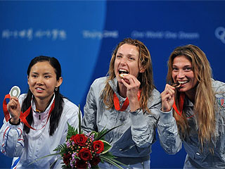 Hyunhee, Vezzali y Granbassi, en el podio (AFP)
