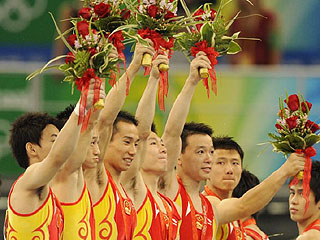 Los gimnastas chinos celebran su triunfo (Foto: AFP)