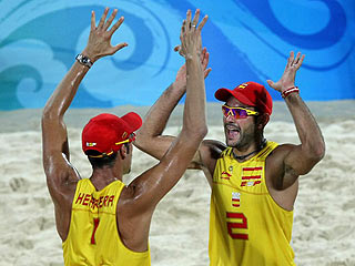 Herrera y Mesa celebran su triunfo ante la pareja austraca (AFP)