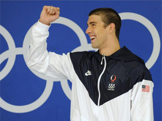 El estadounidense Michael Phelps levanta el puo tras lograr su sexto oro (AFP)