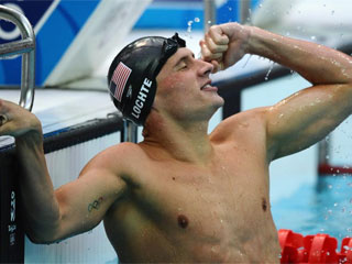 El estadounidense Ryan Lochte celebra su medalla de oro en 200 metros espalda (AFP)