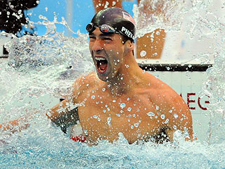 Michael Phelps celebra su sptimo oro en Pekn tras ganar la final de 100 mariposa (AFP)