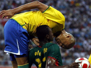 Brasil derrot a Camern por 2-0 (Foto: AFP)