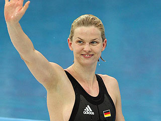 Britta Steffen celebra el oro en 50 libres (AFP)