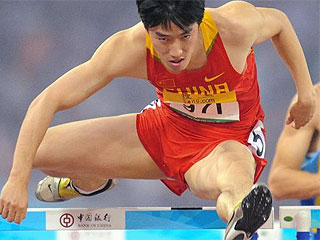 Liu Xiang salta una valla