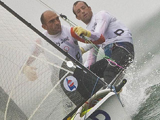 Iker y Xabi, durante la dursima Medal Race (Foto: Carlo Borlenghi)