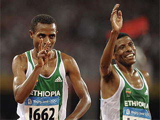 Bekele hace el gesto de la victoria con Gebreselassie al fondo (AFP)