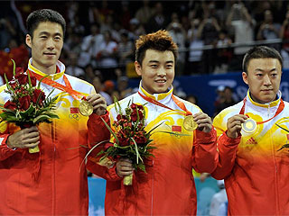 El equipo chino, con sus medallas de oro (AFP)