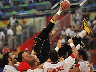 Los jugadores mantearon a Barrufet en su adis a la seleccin (AFP)