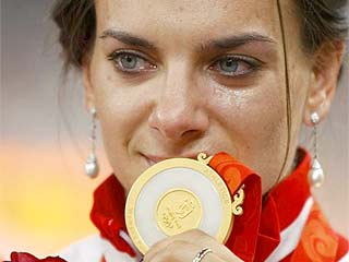 La atleta rusa Yelena Isinbayeva besa su oro olmpico (Foto: AFP)