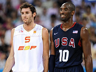 Rudy Fernndez y Kobe Bryant, en la final (AFP)