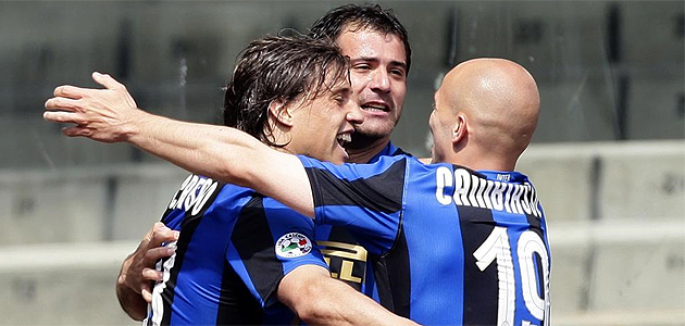Cambiasso celebra un gol con sus compaeros.