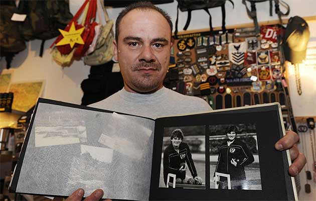 Andreas Krieger muestra sus fotos en 2009 cuando era Heidi Krieger en 1987.