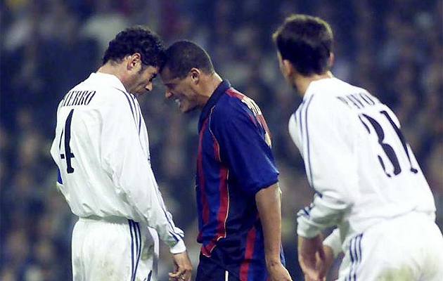 Hierro y Rivaldo se encaran durante un partido.