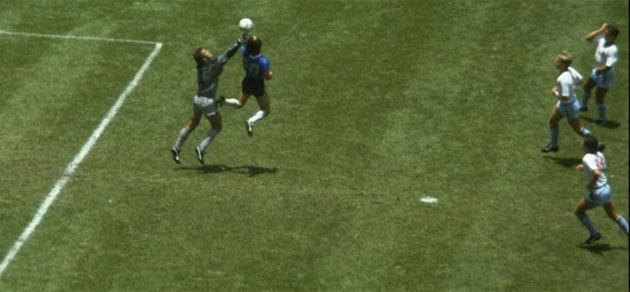Shilton intenta despejar el baln en 'la mano de Dios' de Maradona. FOTO: MARCA.