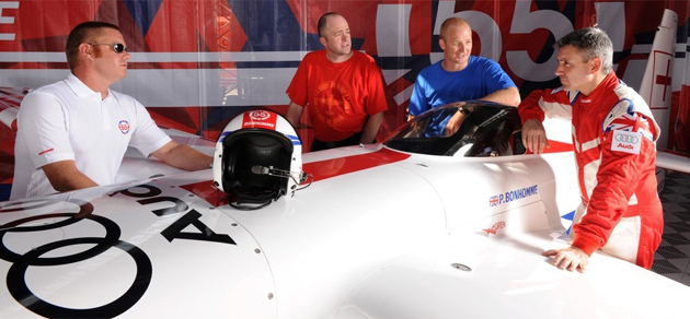 El britnico Paul Bonhomme y su equipo. FOTO: Red Bull Air Race.