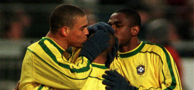 Ronaldo celebra un gol con Romario en 1998.