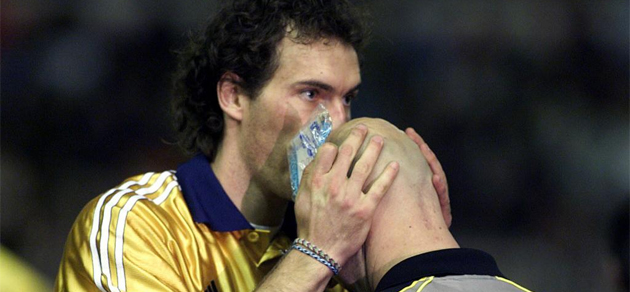 Blanc da un beso en la cabeza a Barthez.
