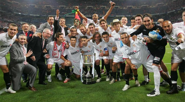 El Sevilla celebra su ttulo de Copa del Rey en la temporada 2006/07.