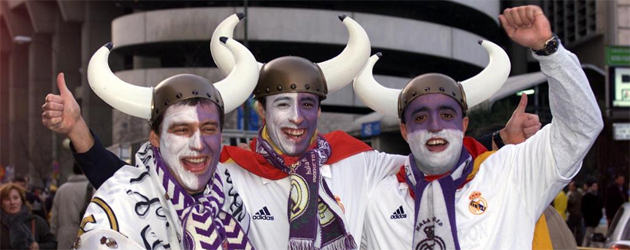 Varios aficionados del Real Madrid, antes de la final de Copa del Rey en el Bernabu. FOTO: MARCA.